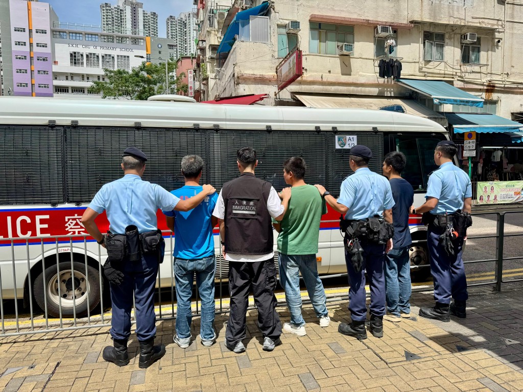 跨部門新界南打擊非法勞工 拘捕29人。警方圖片 跨部門新界南打擊非法勞工 拘捕29人。警方圖片