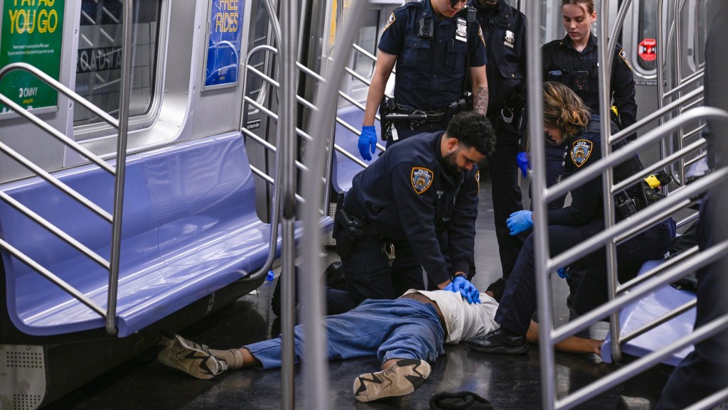 非裔流浪漢尼利（Jordan Neely）5月1日在紐約地鐵車廂內被勒死。 美聯社