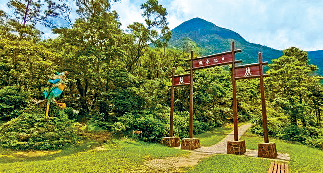 有行山領隊建議當局增設警示,以免旅客誤登難度極高的鳳凰山山頂。
