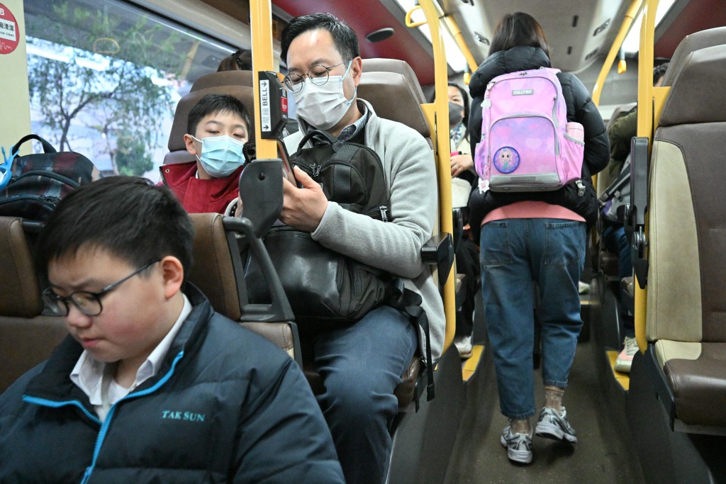 「學生哥」上落麻煩。 「學生哥」上落麻煩。