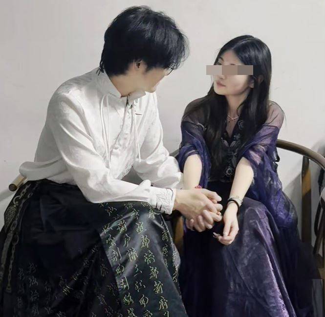 内地年轻男女流行玩“恋陪本”剧本杀。小红书