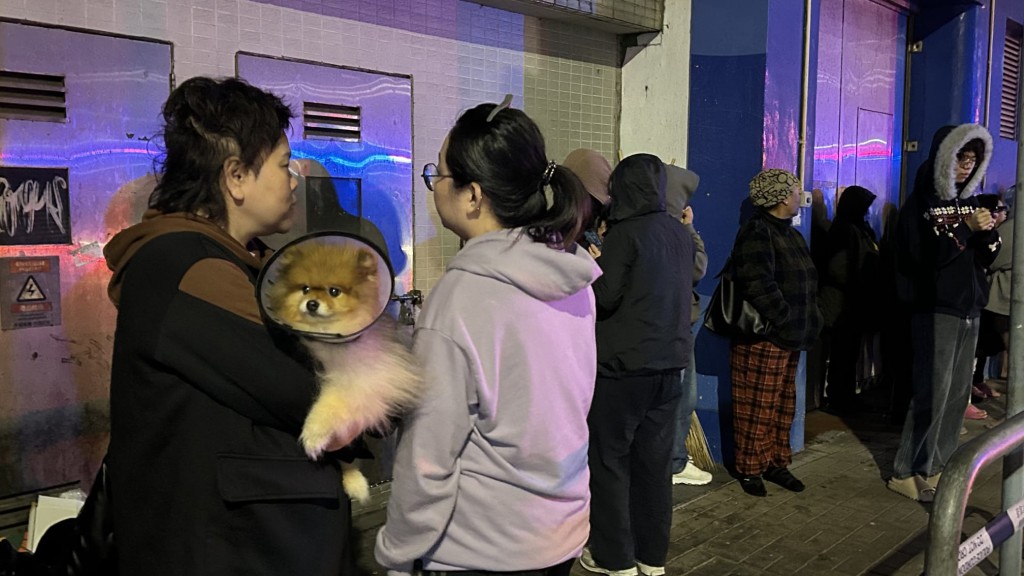 有人帶同愛犬一起落樓暫避。蔡楚輝攝