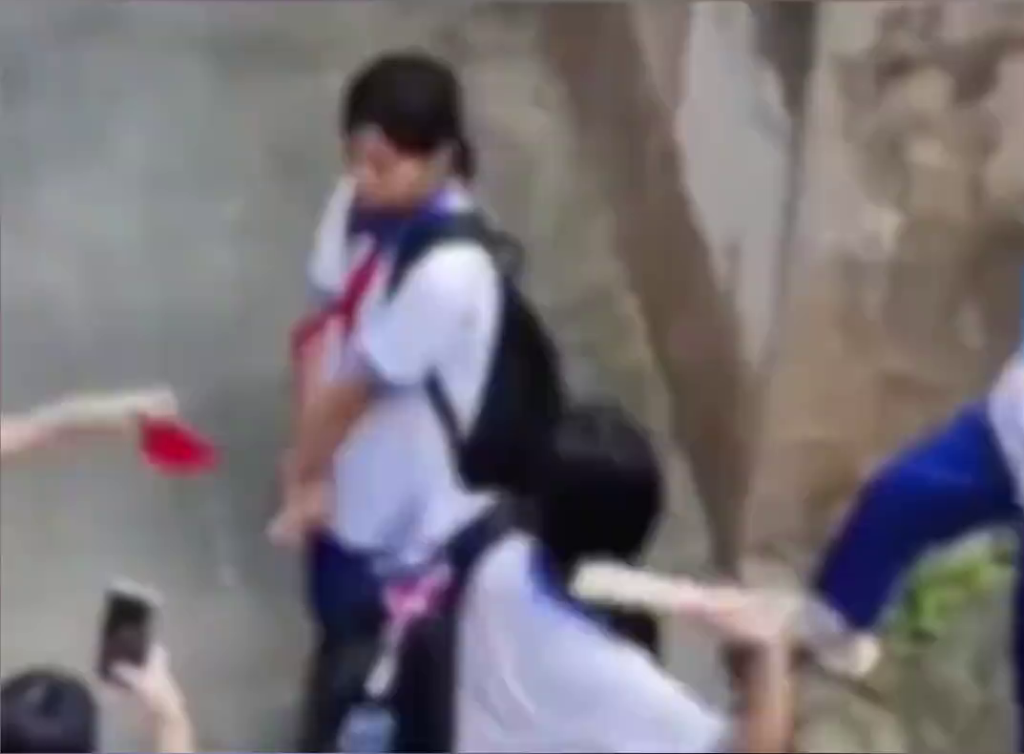 网片显示，一名小学女生被同窗欺凌。