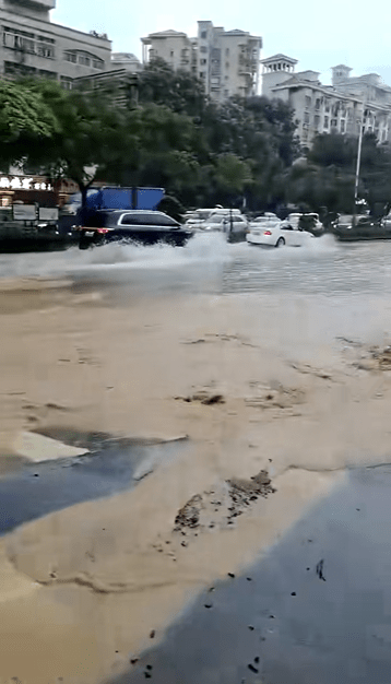 深圳18日暴雨致多地水浸。 抖音