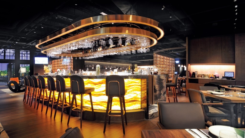 銅鑼灣餐廳推出生蠔龍蝦海鮮塔。