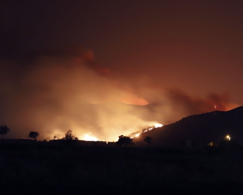 土耳其山火逼近發電廠。AP圖片 