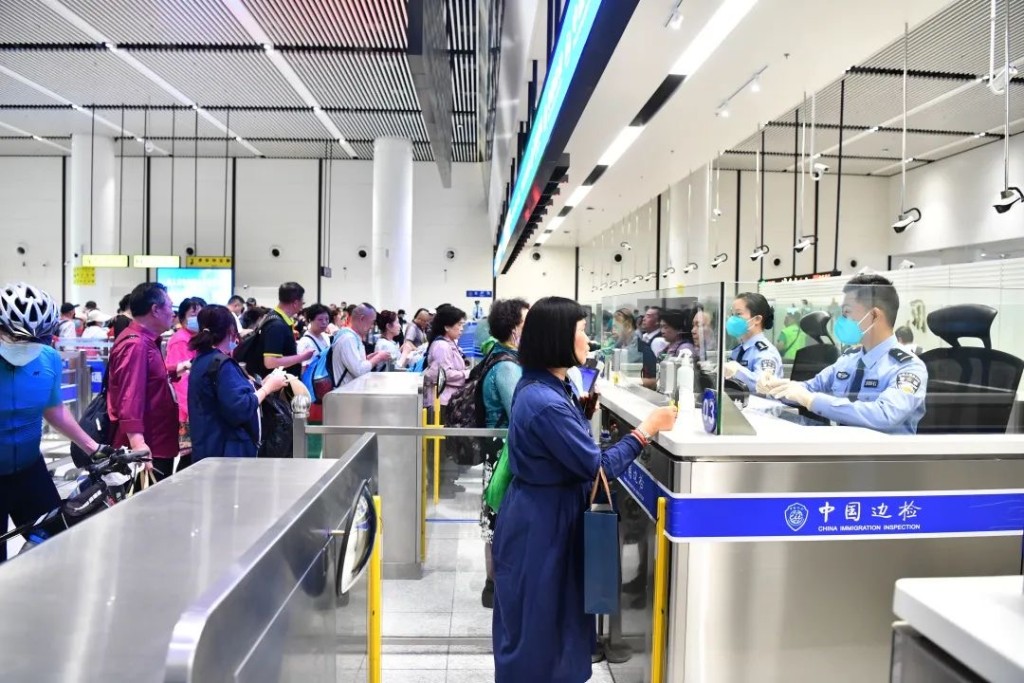 「五一」国际劳动节假期﹐ 深圳各口岸将迎来出入境客流高峰。 深圳边检