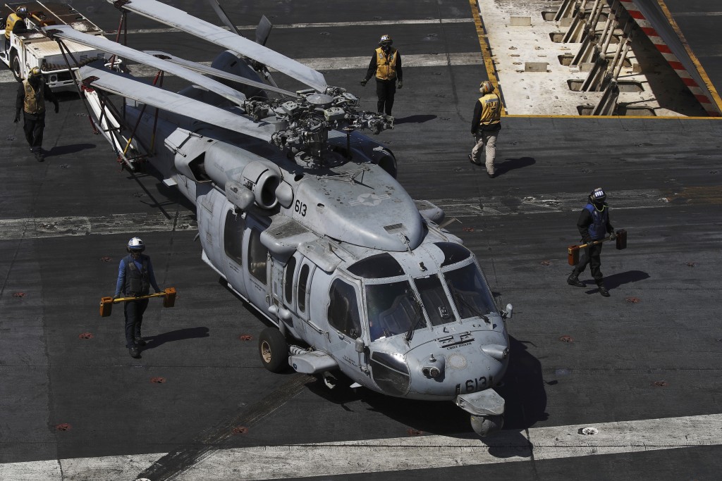 尼米茲號航空母艦飛行甲板上的海軍 MH-60S 海鷹直升機。AP