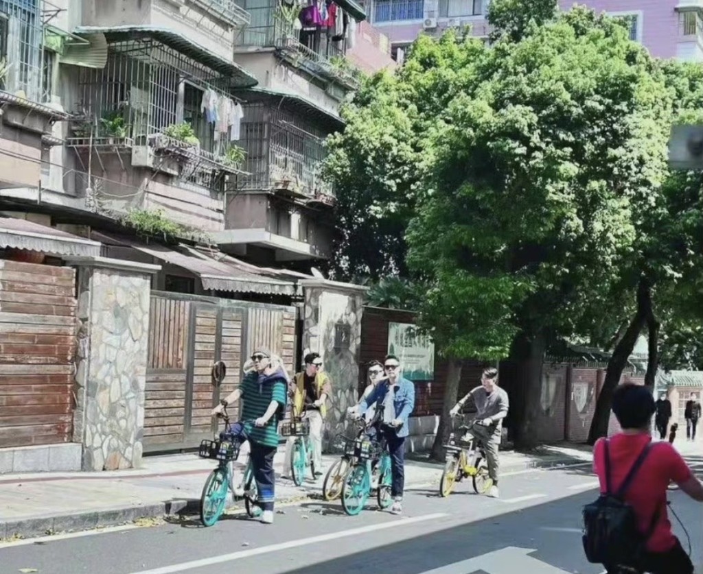 在鬧市踩單車。