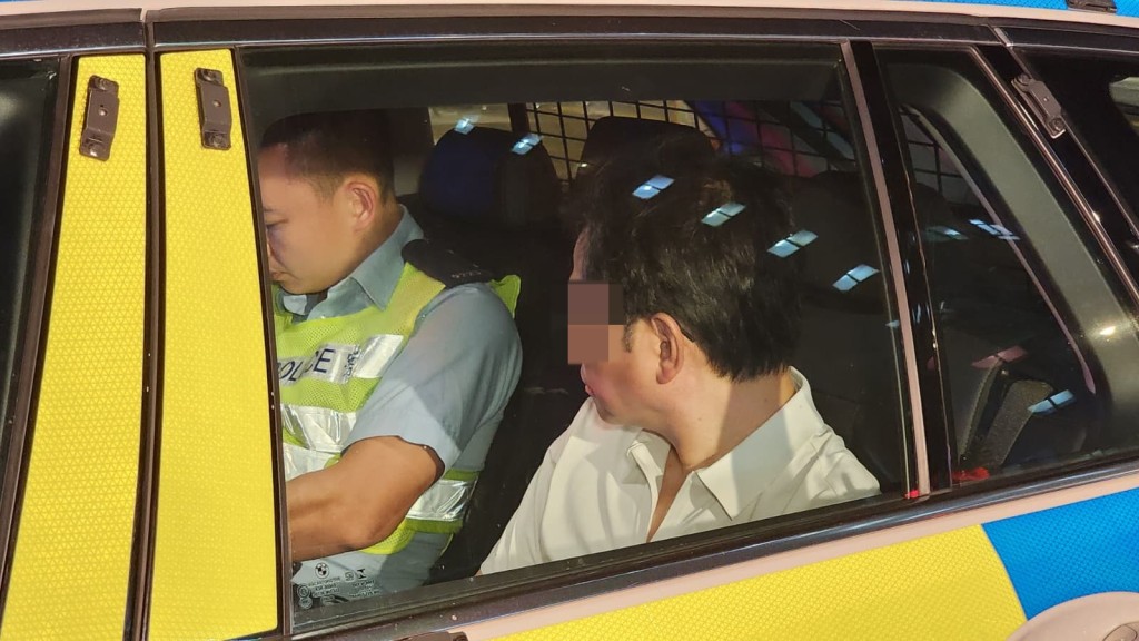 私家車男司機登上警車接受調查。黎志偉攝 私家車男司機登上警車接受調查。黎志偉攝