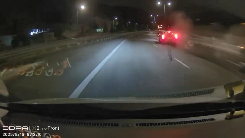 的士沒有收油直撞箭嘴車車尾，恍變「炮彈飛車」，並揚起陣陣塵土。
