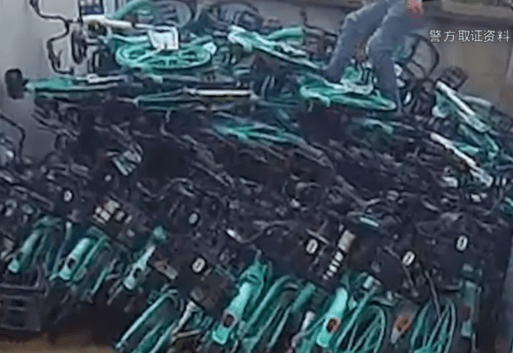 上海11人偷上萬輛共享單車拆賣。央視 上海11人偷上萬輛共享單車拆賣。央視
