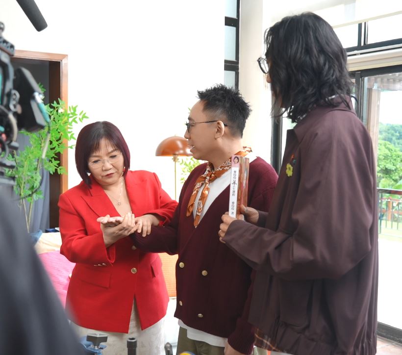 玲玲姐為C君睇掌相。