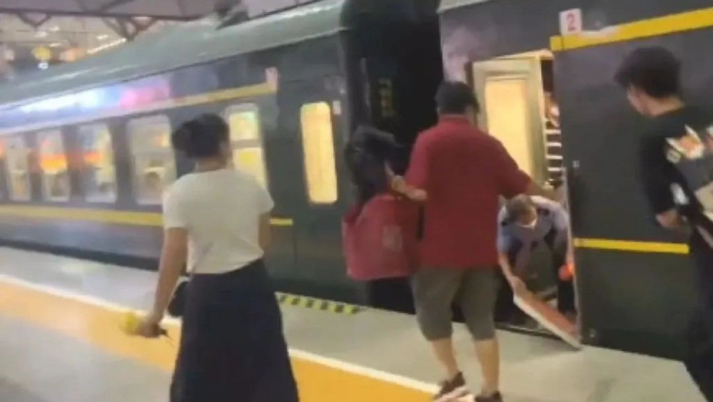 列車門未關已急不及待開動。網圖