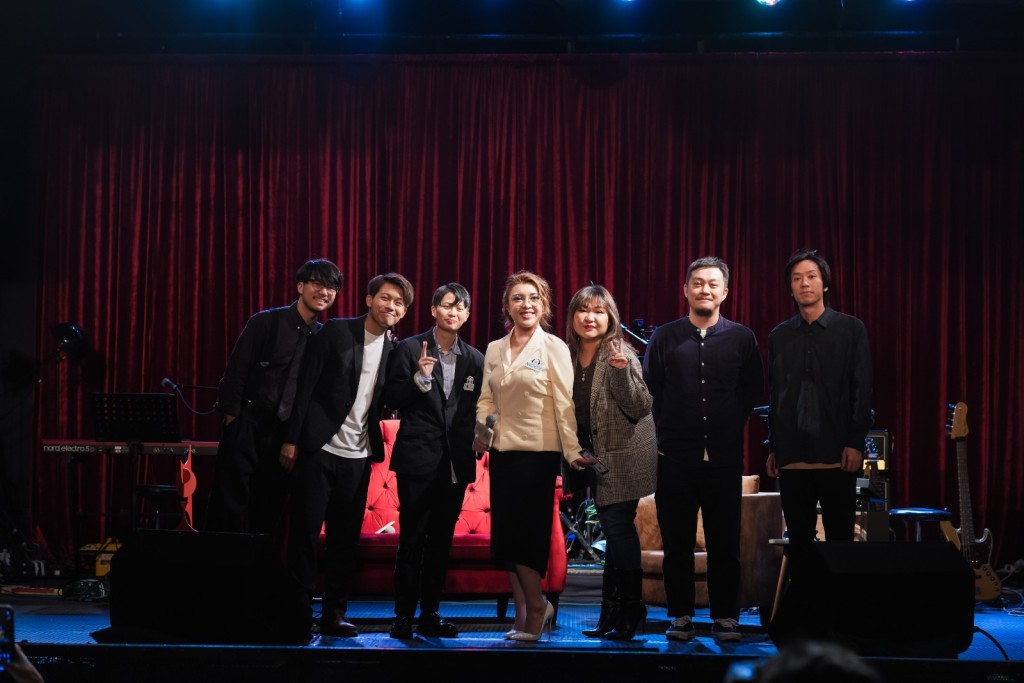 創作歌手Serrini日前在九龍灣國際展貿中心Music Zone舉辦《真美鑽石圓桌大會》活動。
