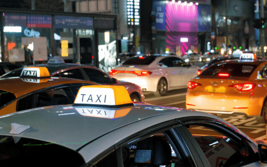 到外地旅行有時會乘搭Uber或的士，但需提防受騙。Alamy示意圖