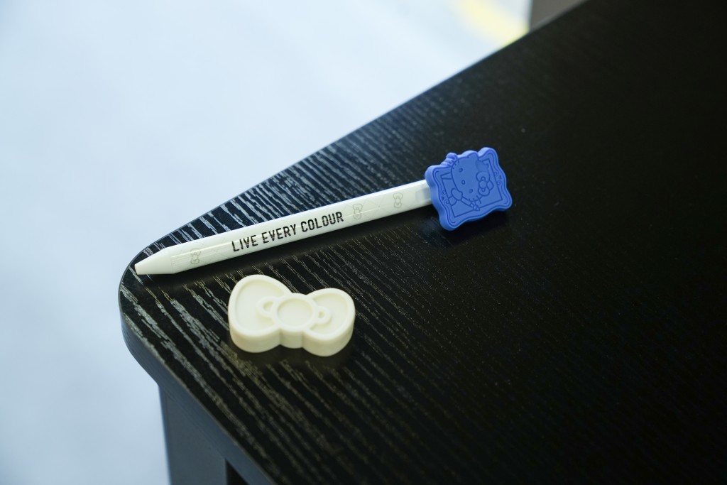 完成小任务就可以获赠HELLO  KITTY擦得甩原子笔连擦胶。（图片来源：百老汇）