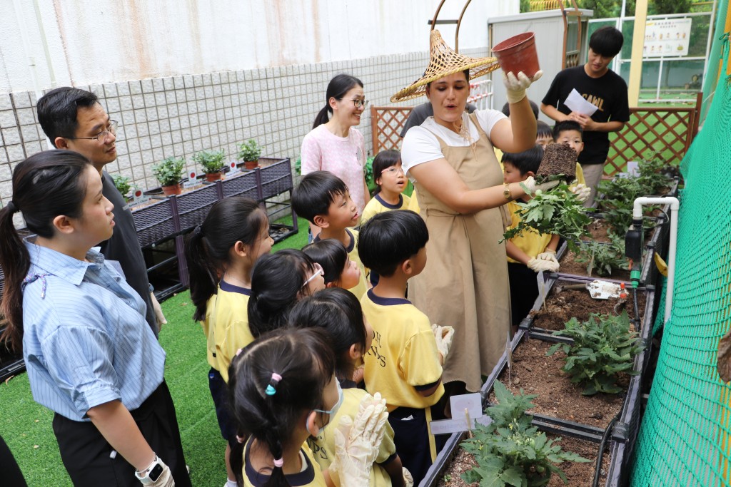 學生能按老師指示記錄植物的生長過程，把學習英文融入日常生活。（圖片來源：受訪學校提供）