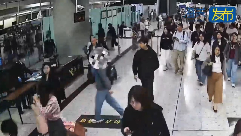 男子被指揭發背囊藏有11萬元美金現鈔。海關發布