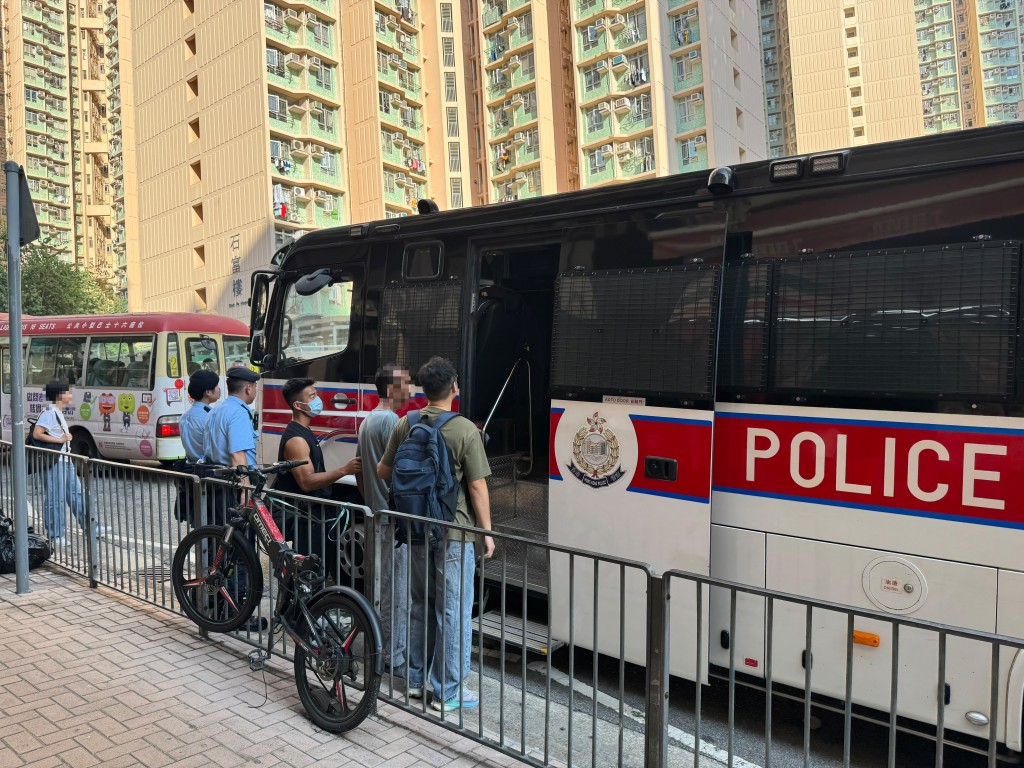 警聯入境處多區打擊黑工掃黃 小型無人機配合地面巡邏 拘捕22人。警方提供 警聯入境處多區打擊黑工掃黃 小型無人機配合地面巡邏 拘捕22人。警方提供