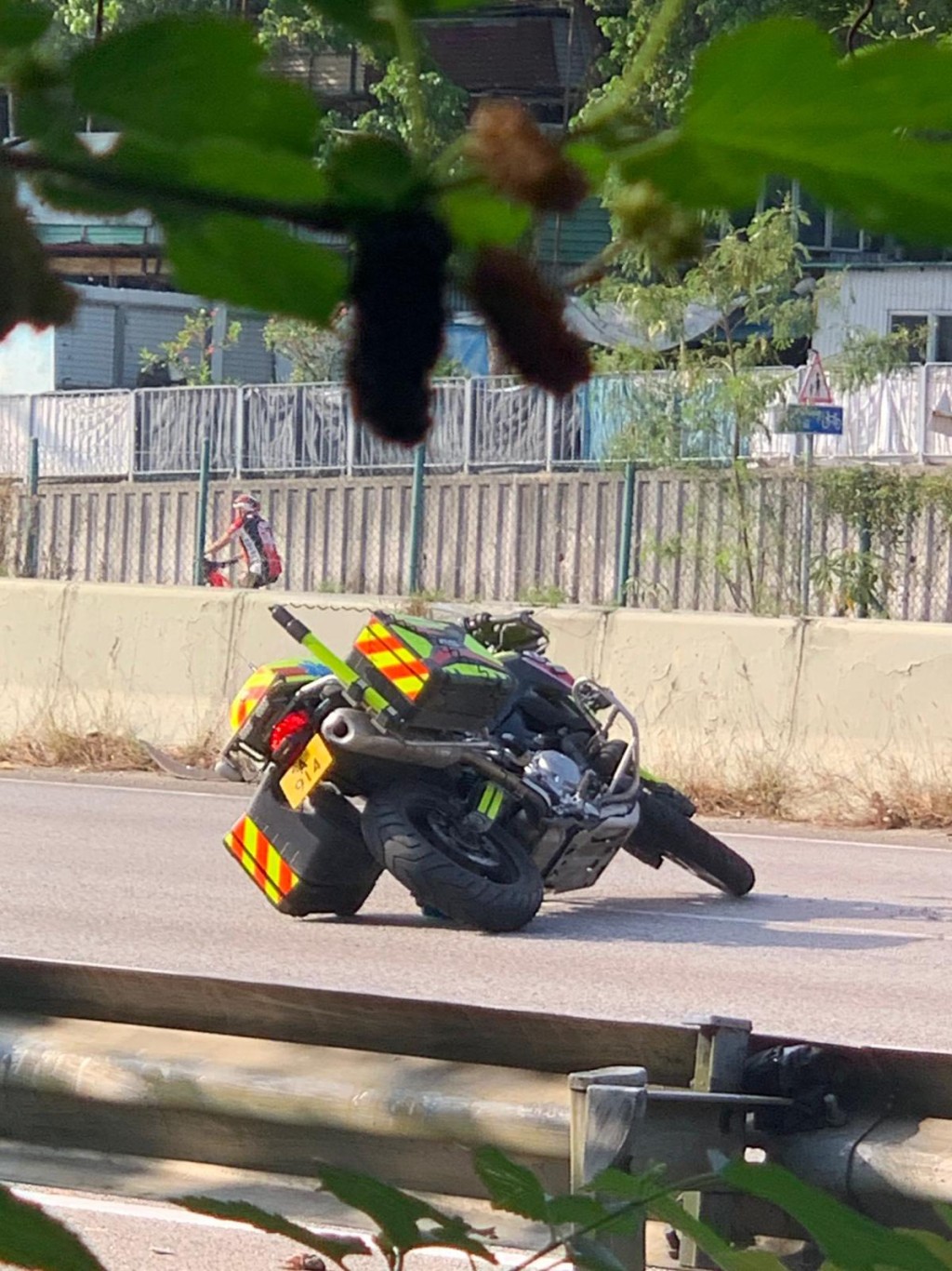 一輛救護電單車沿粉嶺公路行駛,至古洞北新發展區社區聯絡中心對開時,突然失控自炒。網上圖片 一輛救護電單車沿粉嶺公路行駛,至古洞北新發展區社區聯絡中心對開時,突然失控自炒。網上圖片