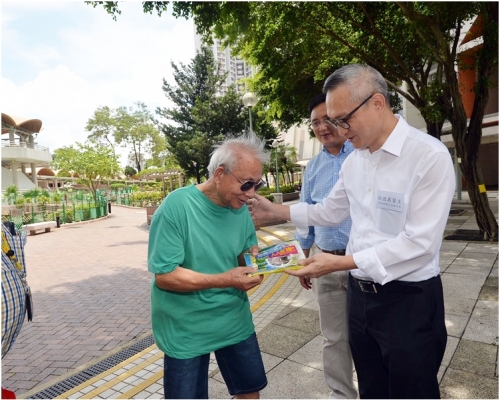 徐德義(右)向居民派發防蚊包。