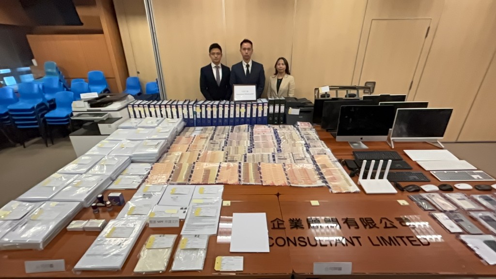 警方今日交代一宗強積金詐騙案件。楊偉亨攝