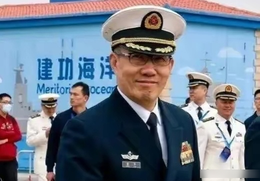 中国海军前司令员董军接任国防部长，是建国以来首位出身海军的防长。微博