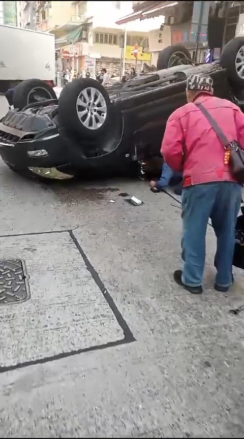熱心途人嘗試將被困車內的司機救出。網上片段截圖