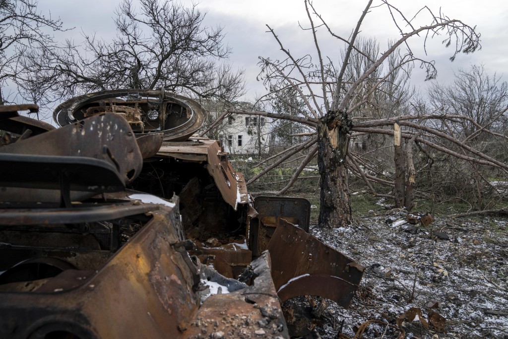 在最近收复的乌克兰Bruskynske村，一辆在与乌克兰军队交战后被摧毁的俄军战车在一棵倒下的树前。AP
