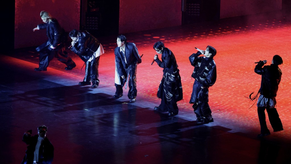 韩团偶像是许多年轻人趋之若鹜的工作。图为南韩偶像男团「天花板」BTS。 路透社