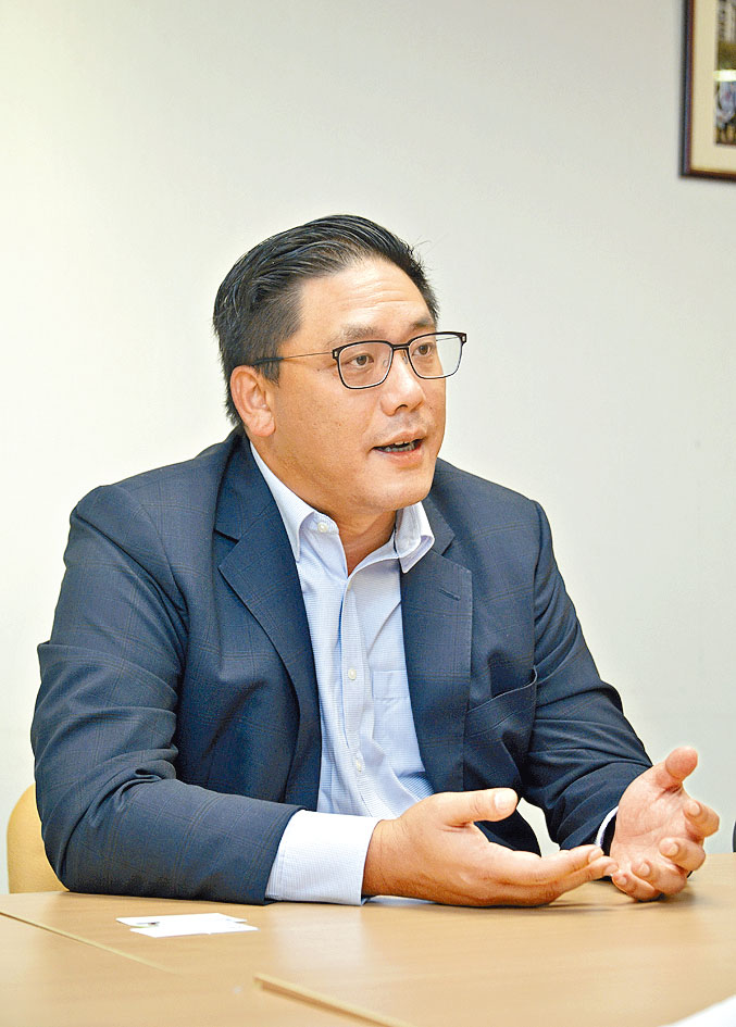 民政及青年事务局副局长梁宏正。