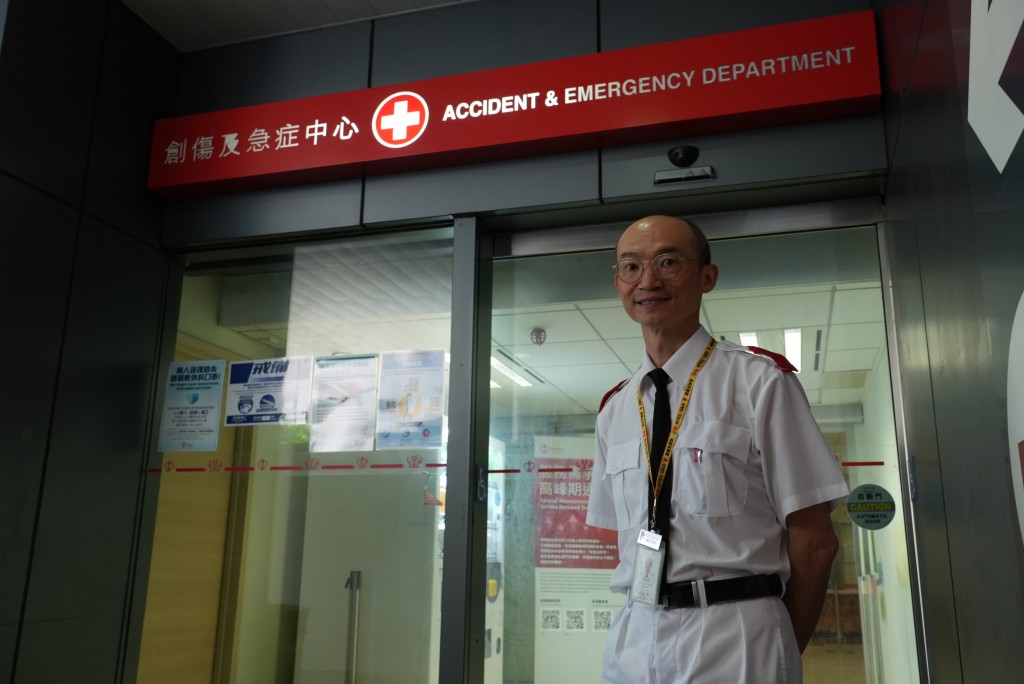 李國雄在威爾斯親王醫院急症室工作至今34年，明年退休後打算繼續教學，與後輩分享經驗。