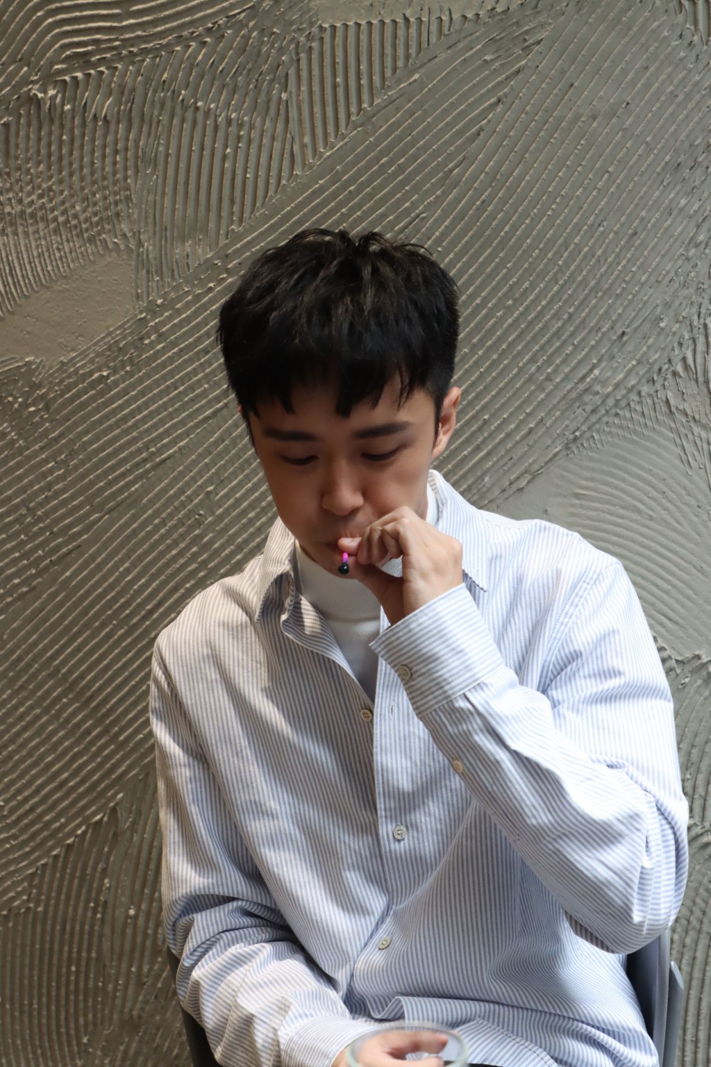 顧定軒細細個玩吹波膠。