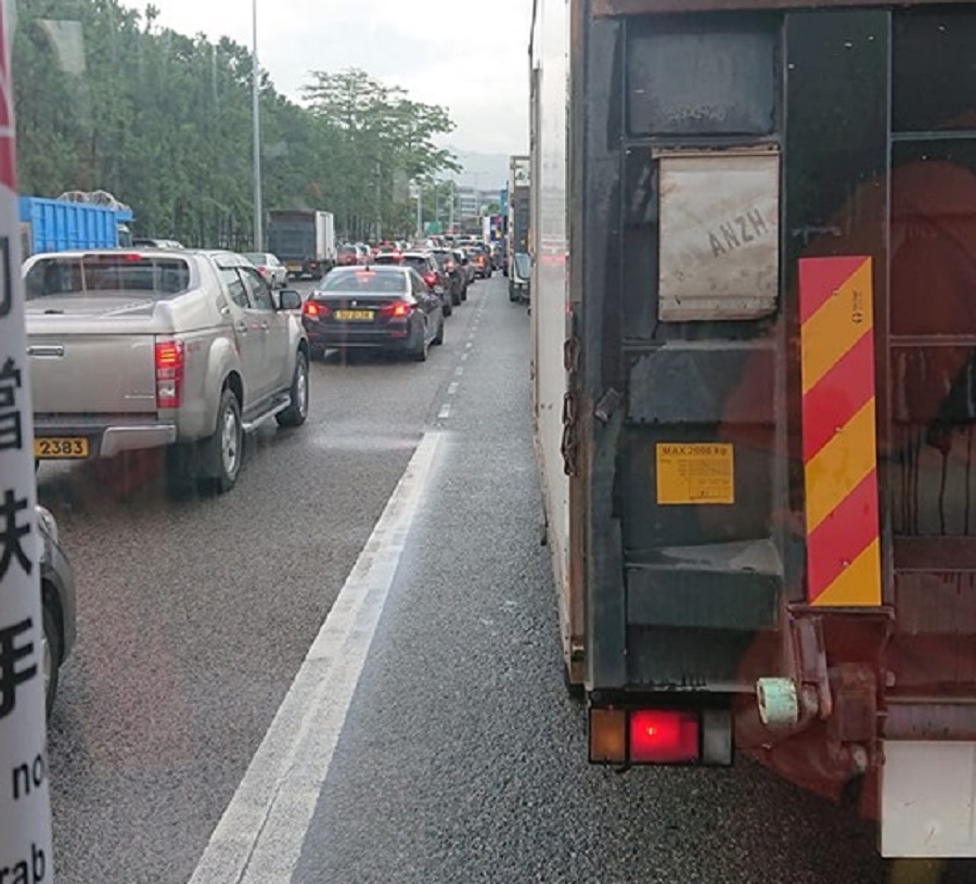 吐露港公路交通擠塞。網民Pak Cheung圖片