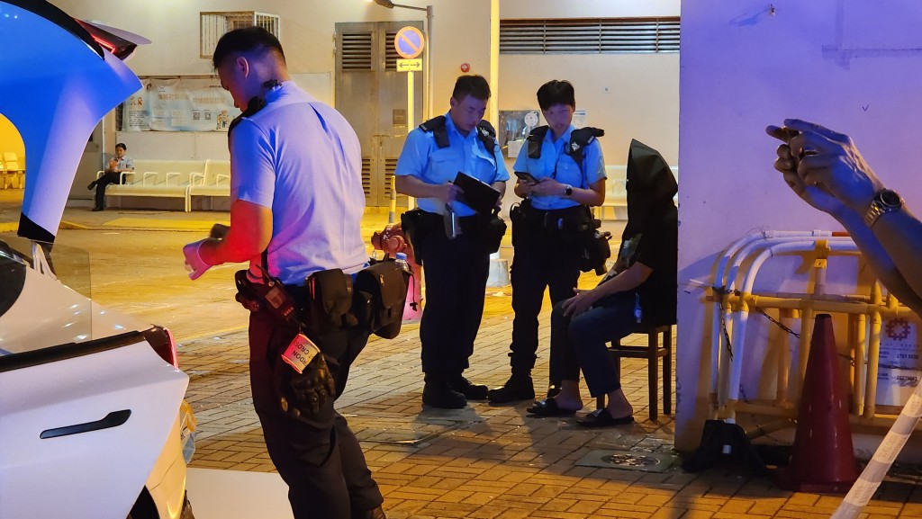 警方拘捕一對母女。黃文威攝