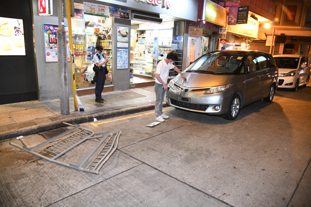 涉事七人車。