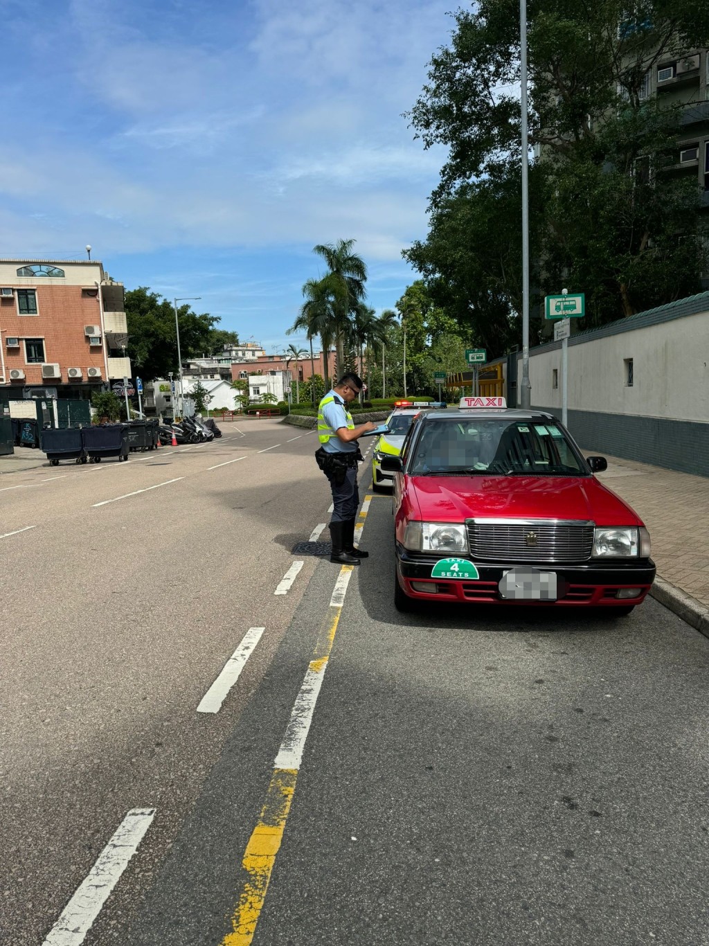 警方展開為期兩周代號名為「駒始」的行動，以打擊涉及公共服務車輛(特別是的士)的違規行為。