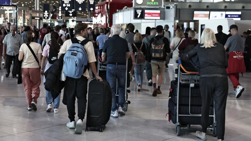 在法國戴高樂機場,旅客因空管罷工滯留。 法新社 在法國戴高樂機場,旅客因空管罷工滯留。 法新社