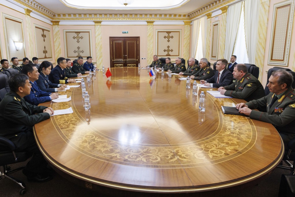俄罗斯国防部长绍伊古（右四）和中国国防部长董军（左四）出席关于在哈萨克斯坦斯坦阿斯塔纳举行的上海合作组织国防部长会议。 AP