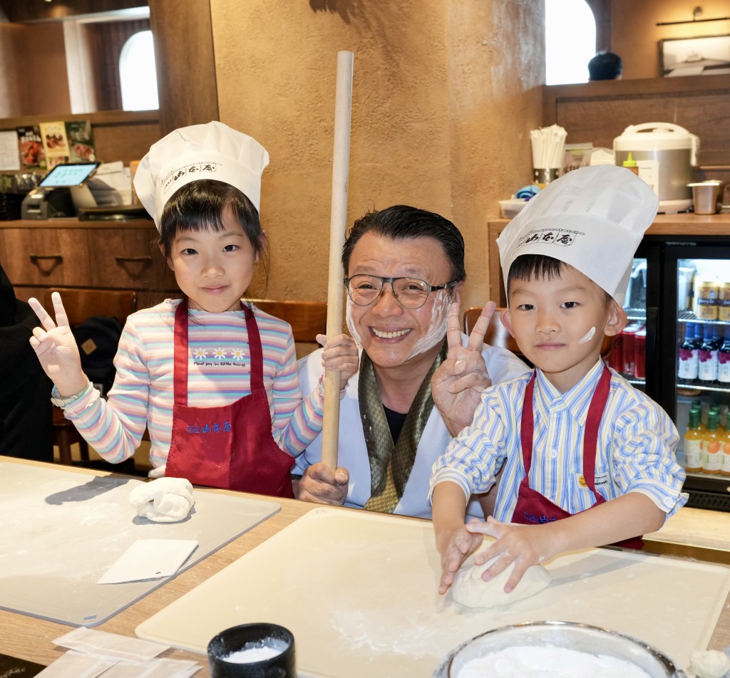 製作烏冬過程輕鬆好玩,師傅還會大搞氣氛提供道具打卡。(圖片來源:《親子王》) 製作烏冬過程輕鬆好玩,師傅還會大搞氣氛提供道具打卡。(圖片來源:《親子王》)