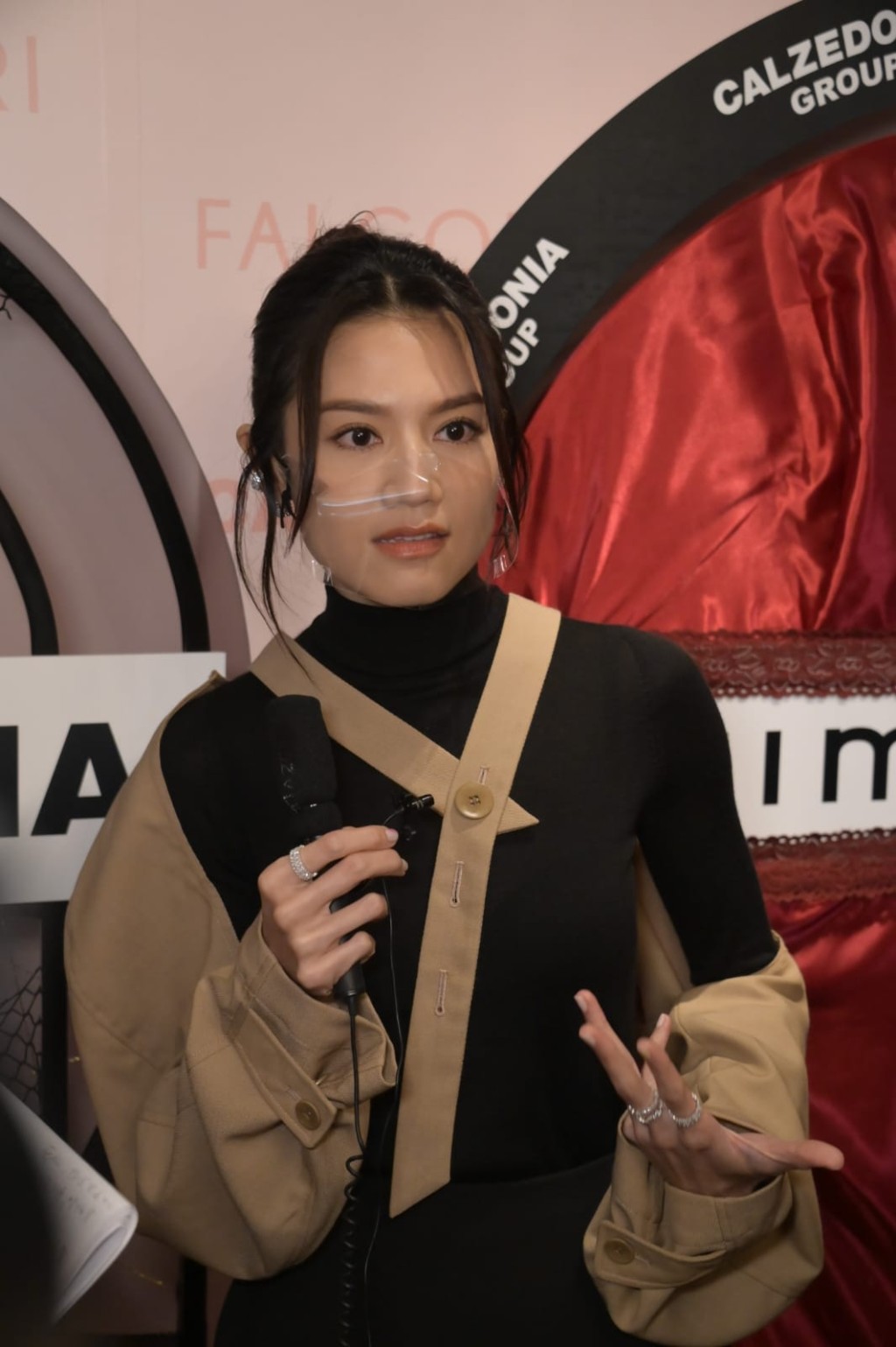 娜姐指自己胸骨天生比較高。