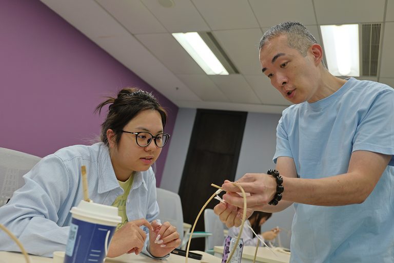 恒生大學邀請本地著名紮作師傅歐陽秉志教授學生製作傳統中秋花燈。恒大提供