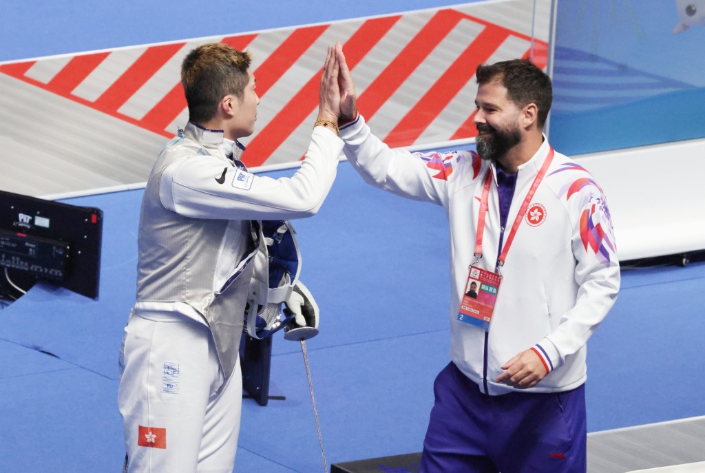 张家朗晋身男子花剑个人赛8强。徐嘉华摄 张家朗晋身男子花剑个人赛8强。徐嘉华摄