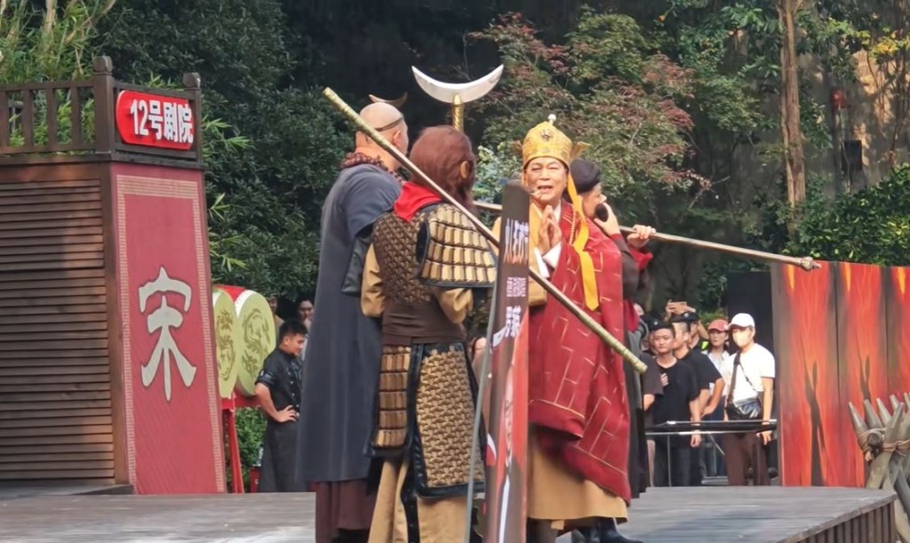 羅家英以唐僧造型現身內地景區。抖音