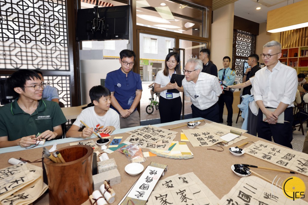 岑浩輝參觀位於青洲坊的家國情懷館,與使用館內服務的小學生親切互動。澳門新聞局圖片 岑浩輝參觀位於青洲坊的家國情懷館,與使用館內服務的小學生親切互動。澳門新聞局圖片