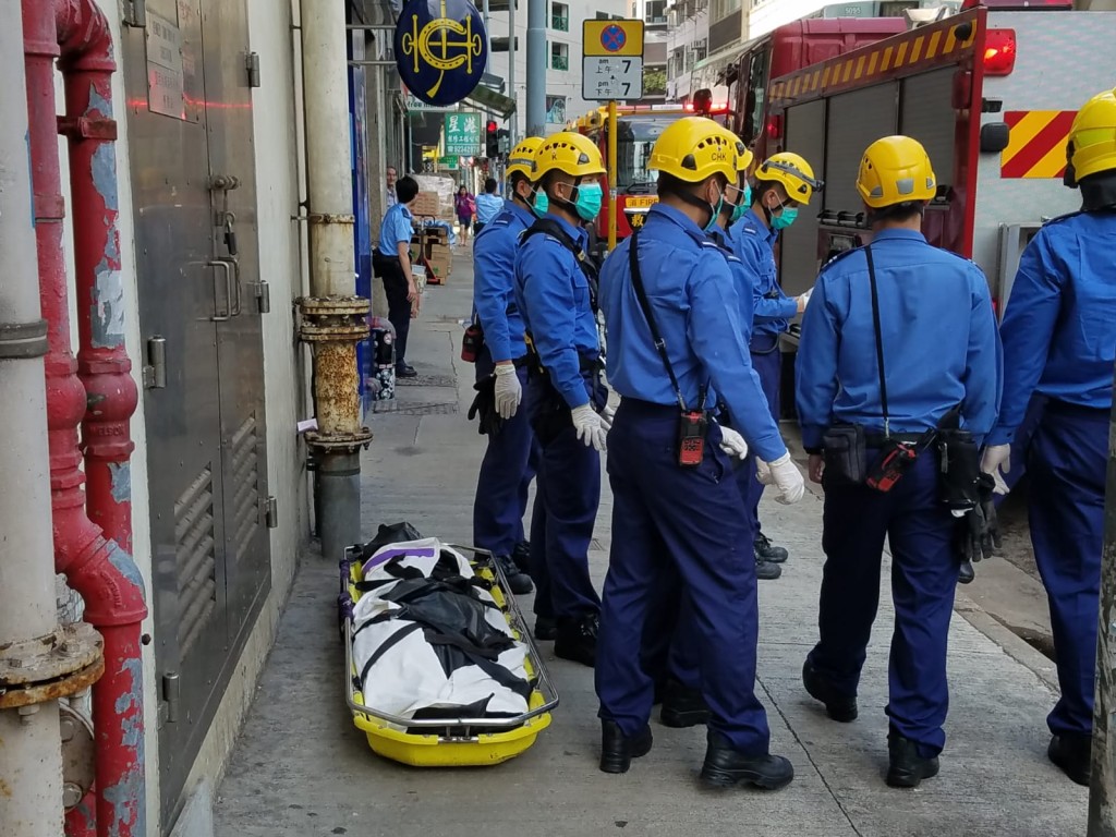 消防以升降台將屍體運到地面。
