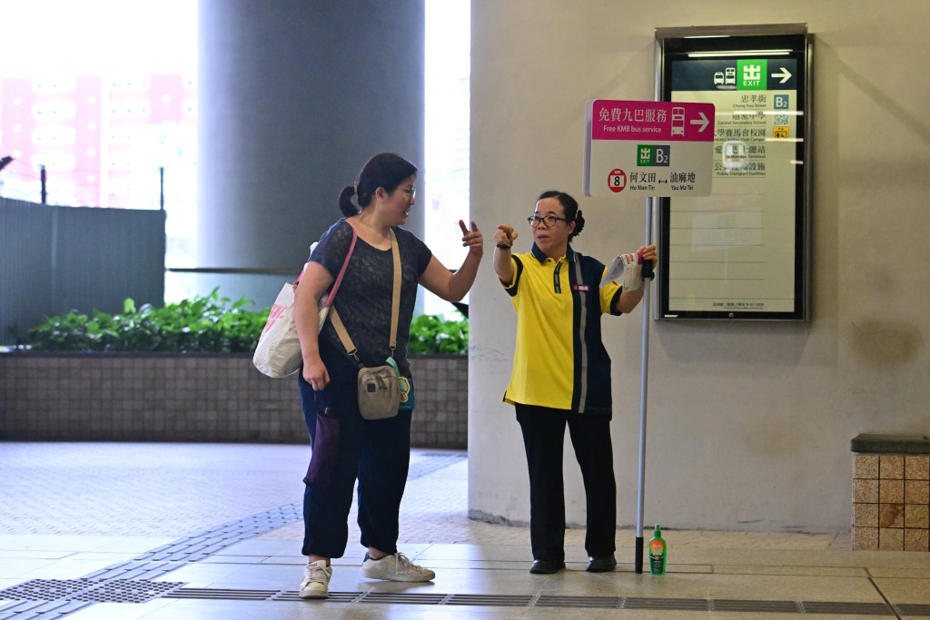 站內有職員協助市民。陳極彰攝