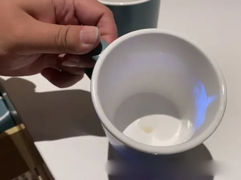 杯子沒有洗過。影片截圖