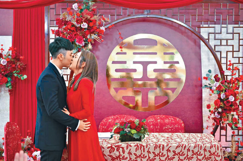 ■伍富橋與Shirley情深一吻。